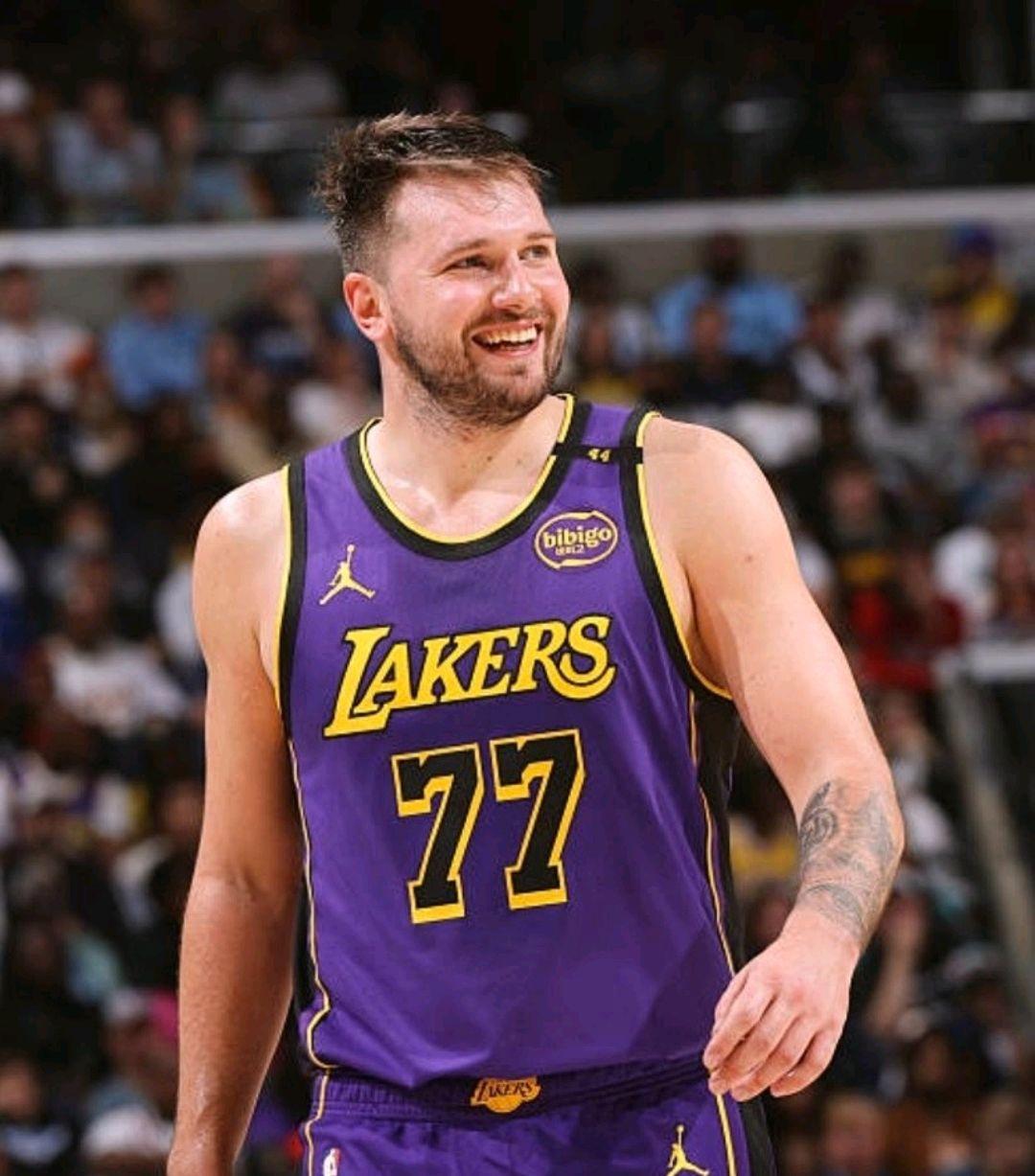 清晨足总杯传出新动向，达拉斯独行侠官宣签约，管理层表态：引发热议，球探报告显示潜力的简单介绍