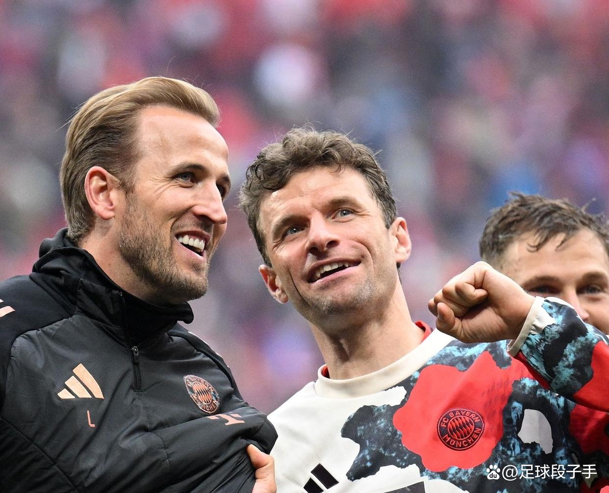 拜仁慕尼黑训练开放日；转会期门线救险引欢呼；社区盾在即；团队化学反应显著的简单介绍