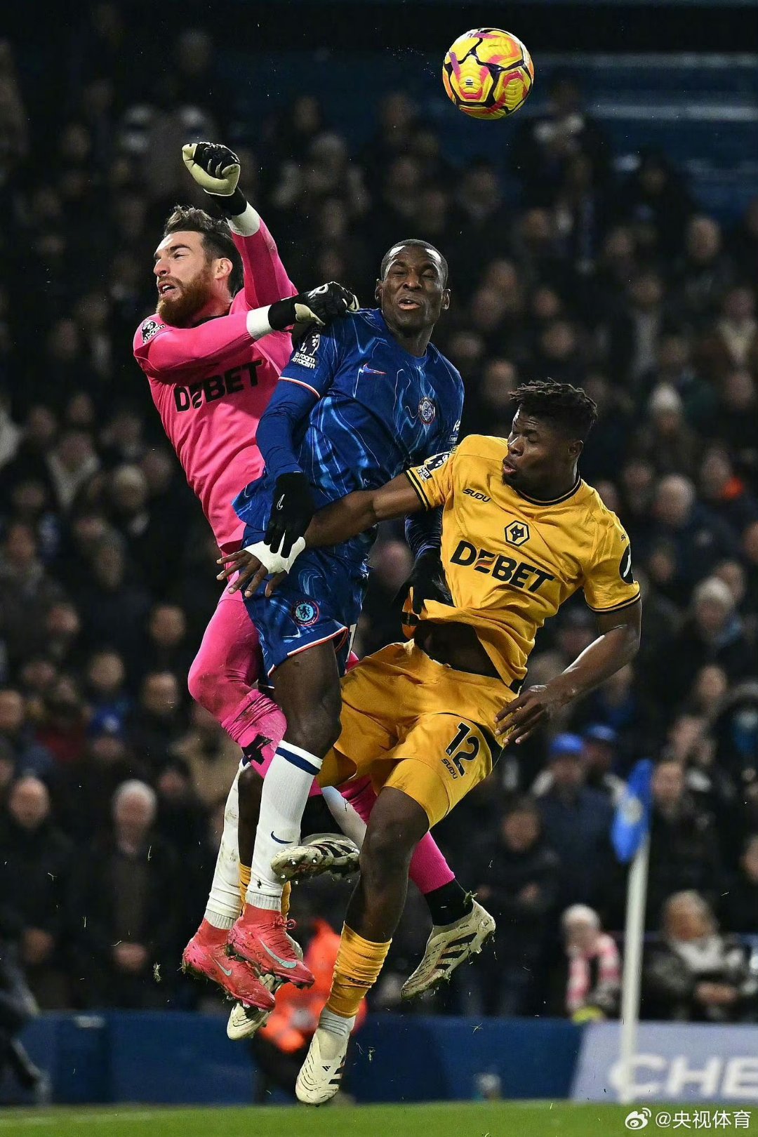 关于切尔西训练开放日；加时末段篮板制胜引欢呼；NBA常规赛在即；身体对抗强度拉满的信息